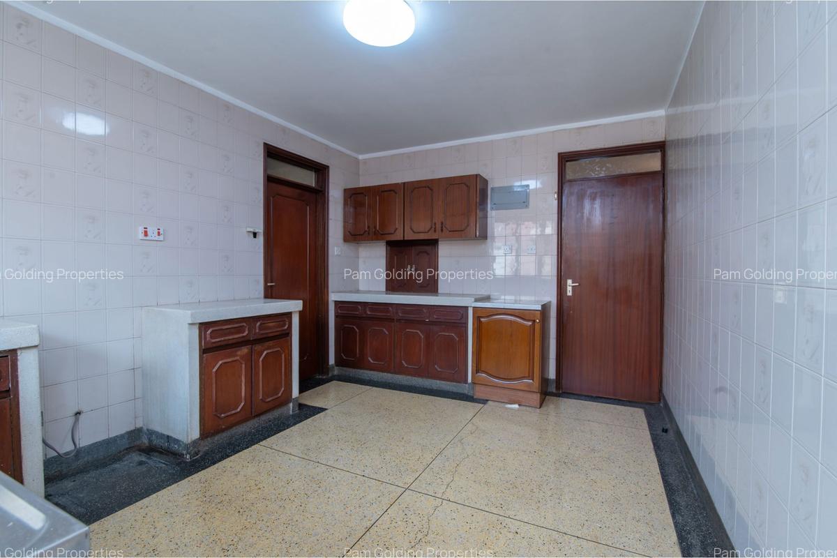 4 Bed Villa with En Suite at School Lane - 17