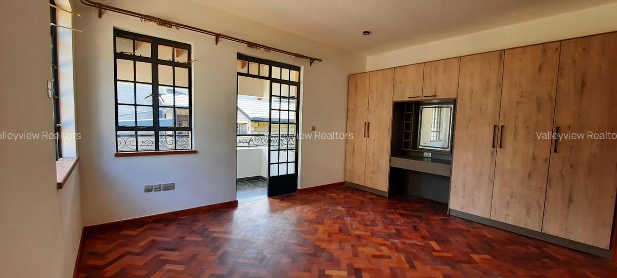 5 Bed Townhouse with En Suite at Lavington - 10