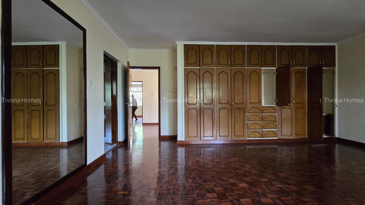4 Bed House with En Suite in Lavington - 12