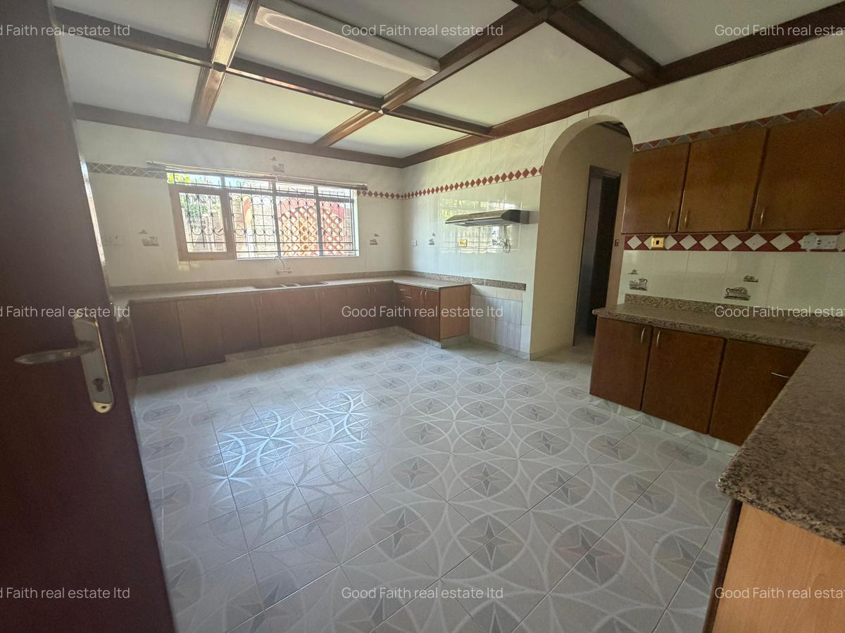 6 Bed House with En Suite in Runda - 4