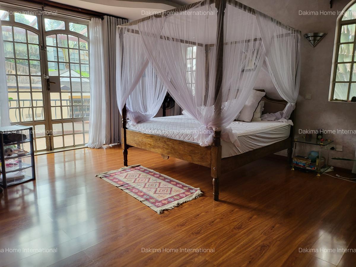 6 Bed House with En Suite in Nyari - 11