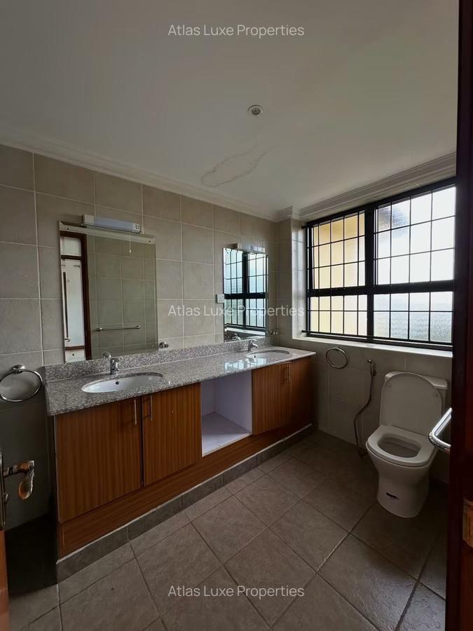 5 Bed Townhouse with En Suite at 0Ld Runda - 15