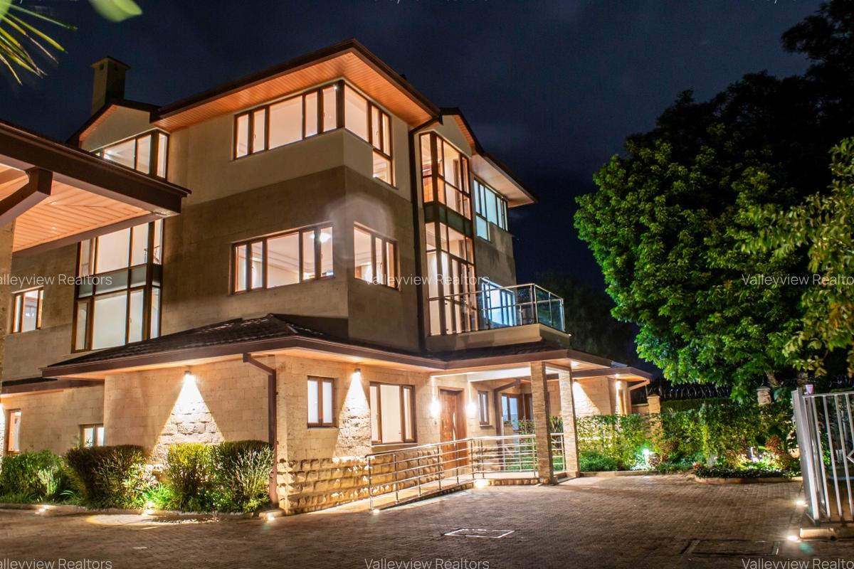 5 Bed Townhouse with En Suite at Lavington - 1
