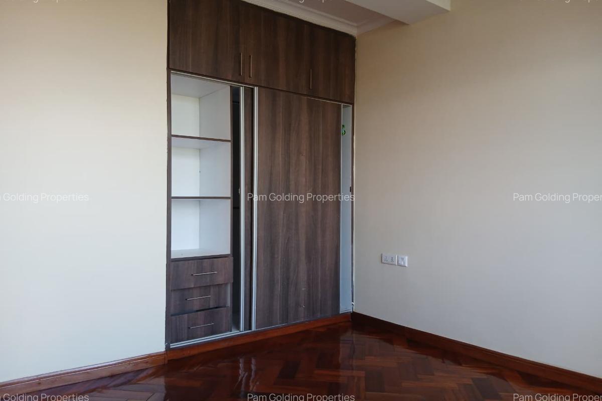 4 Bed House with En Suite at Membley - 4