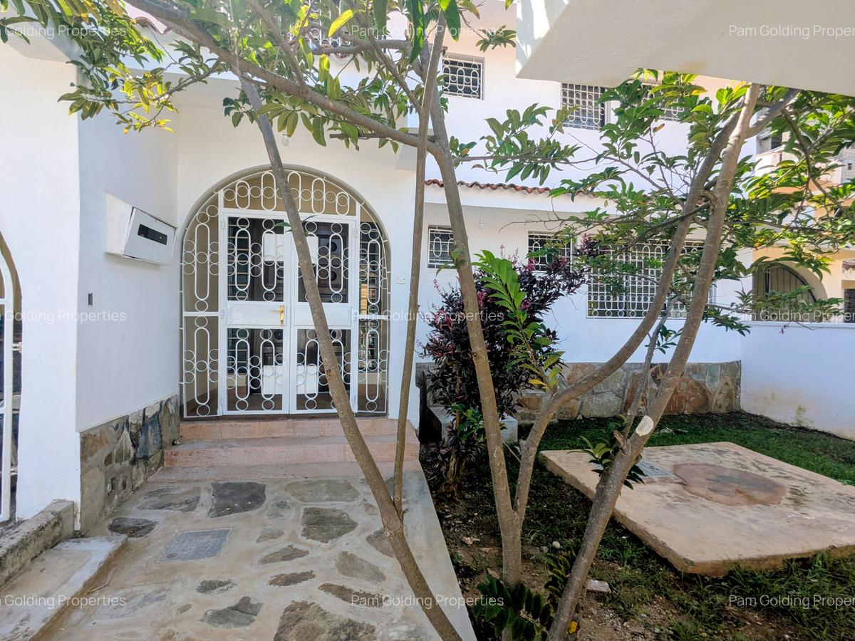 4 Bed House with En Suite at 3Rd Avenue - 2