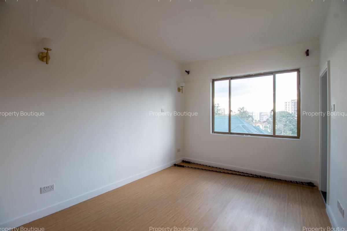 3 Bed Apartment with En Suite at Lavington - 6