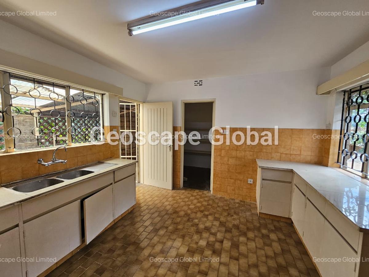 4 Bed House with En Suite in Lavington - 4