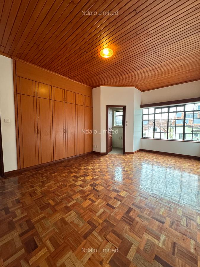 5 Bed Townhouse with En Suite at Lavington - 16