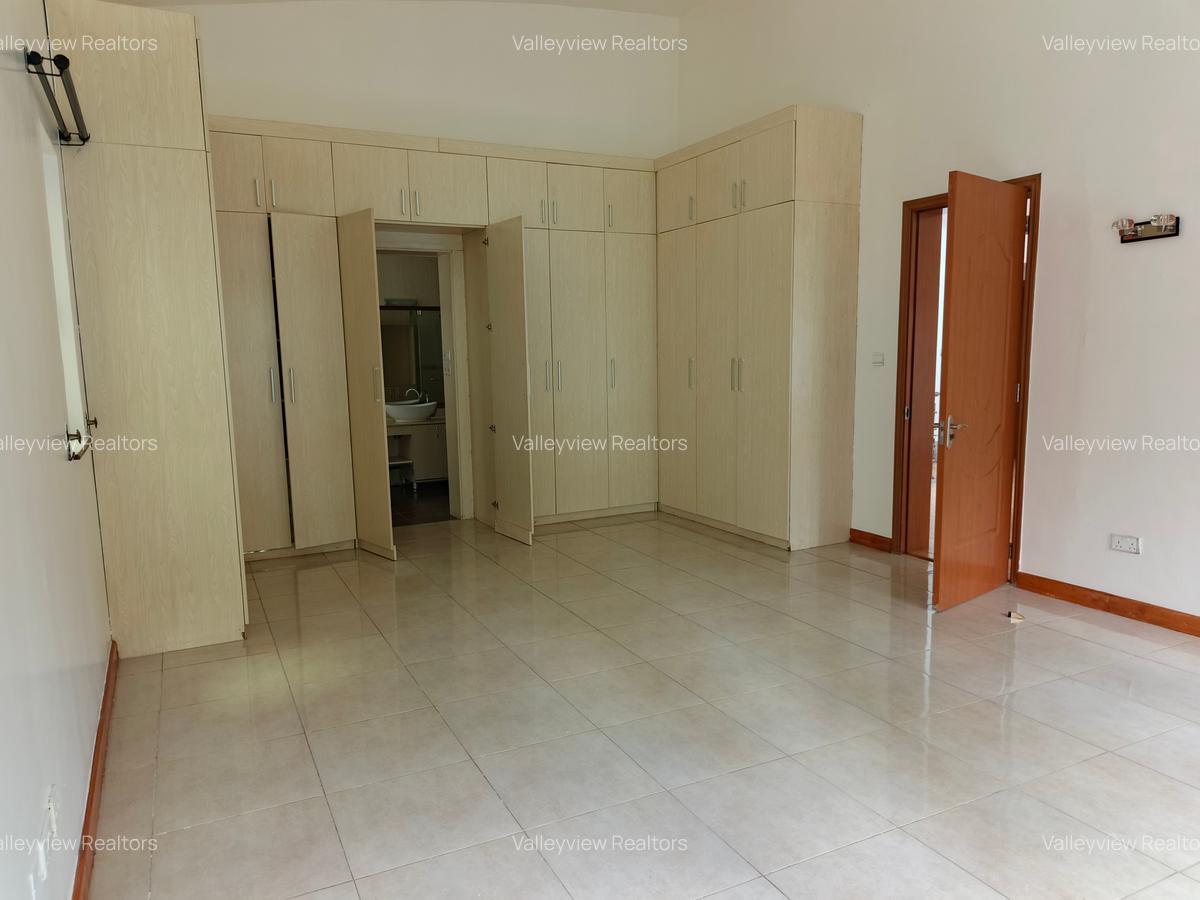 4 Bed Townhouse with En Suite at Riverside - 2