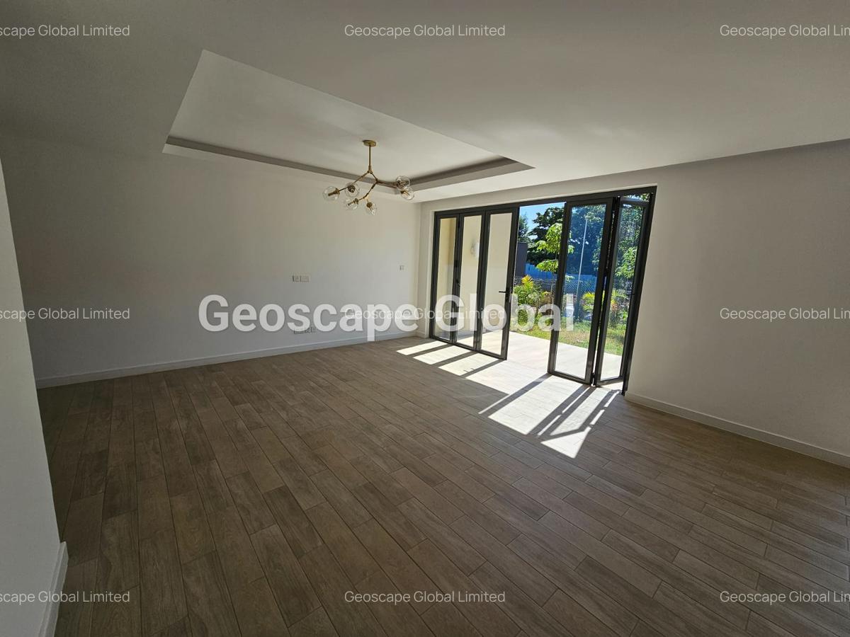 4 Bed Apartment with En Suite in Rosslyn - 2