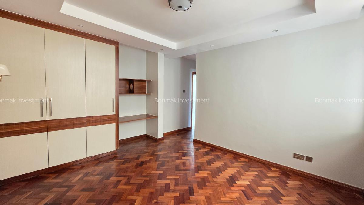 4 Bed Apartment with En Suite at Riverside Drive - 17