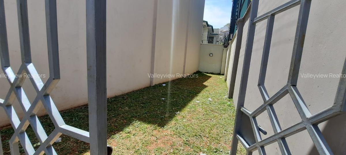 5 Bed Townhouse with En Suite at Lavington - 13