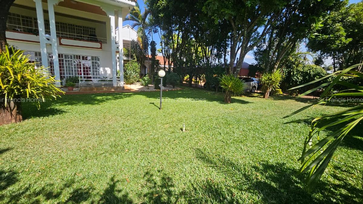 5 Bed House with En Suite in Runda - 2