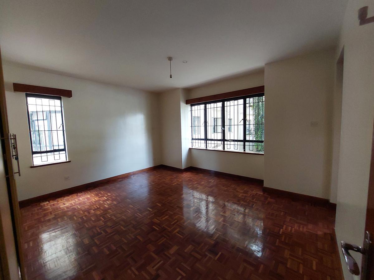 3 Bed Apartment with En Suite at Lavington - 12