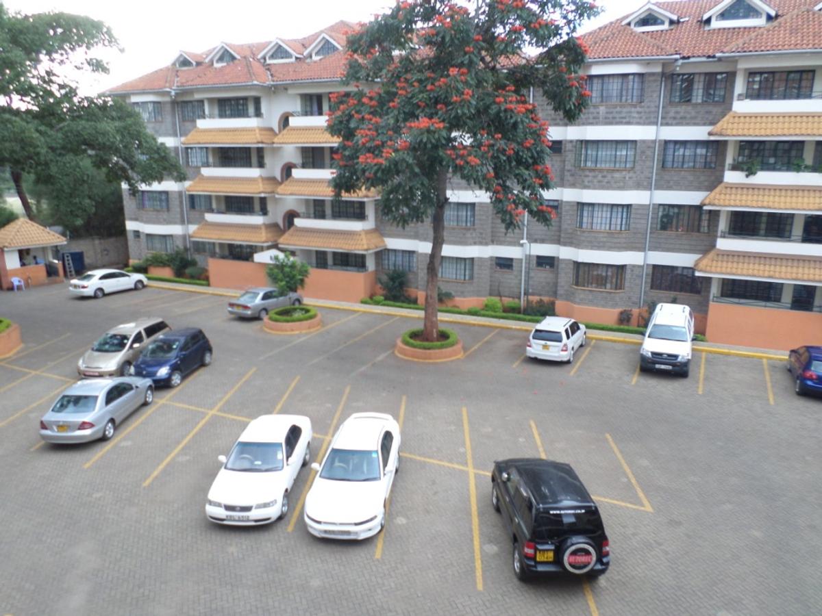 3 Bed Apartment with En Suite at Lavington - 4