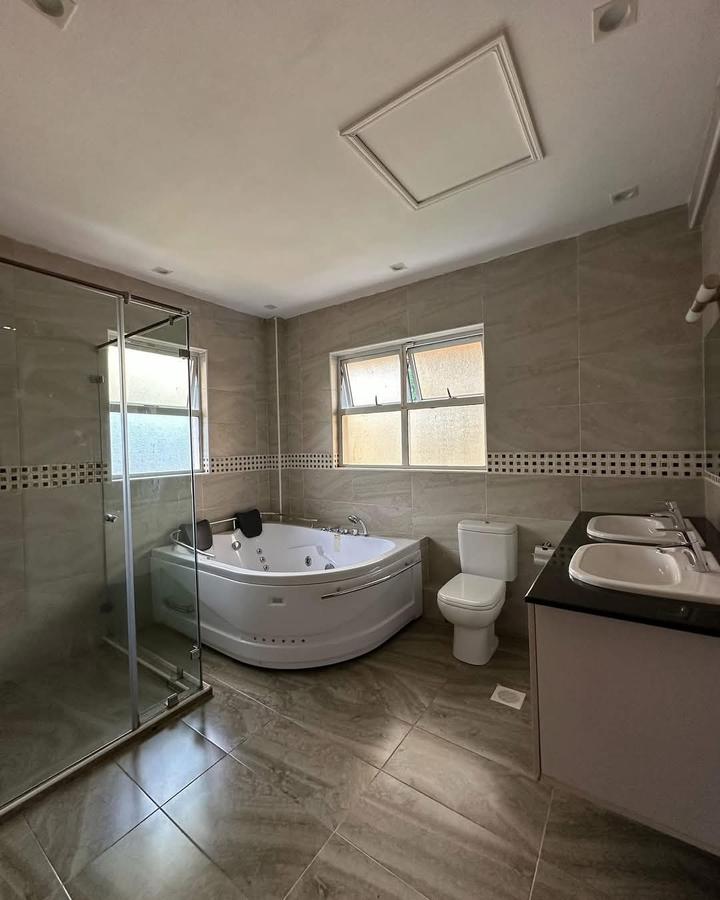 5 Bed Townhouse with En Suite at Lavington - 8