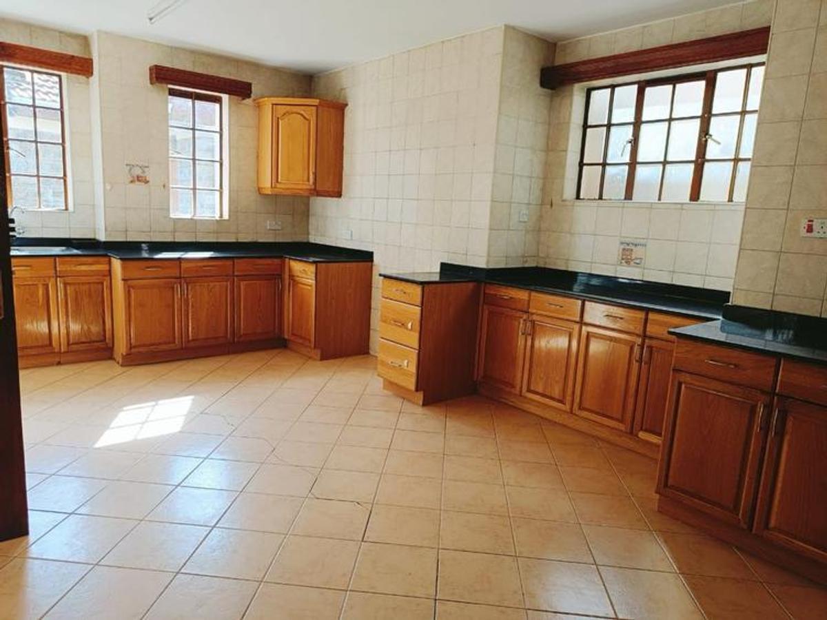 5 Bed Townhouse with En Suite at Lavington - 6