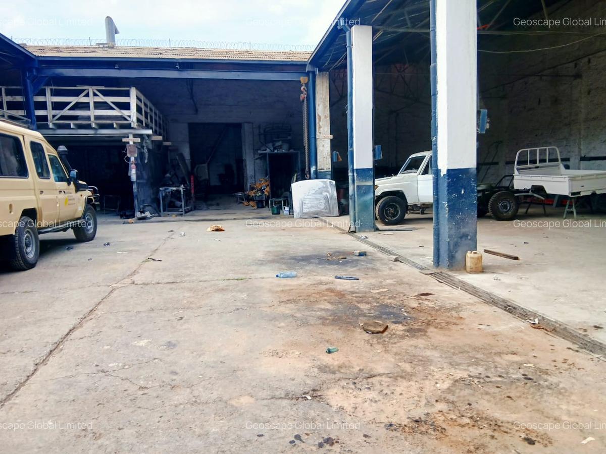 30,000 ft² Warehouse with Parking in Industrial Area - 2