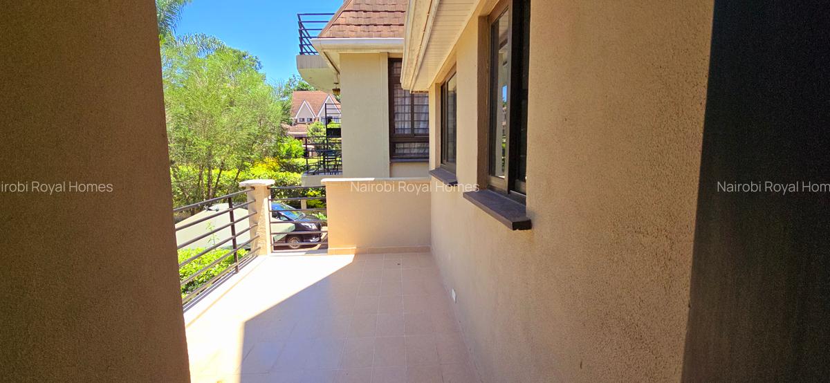 6 Bed Townhouse with En Suite at Lavington Green - 20