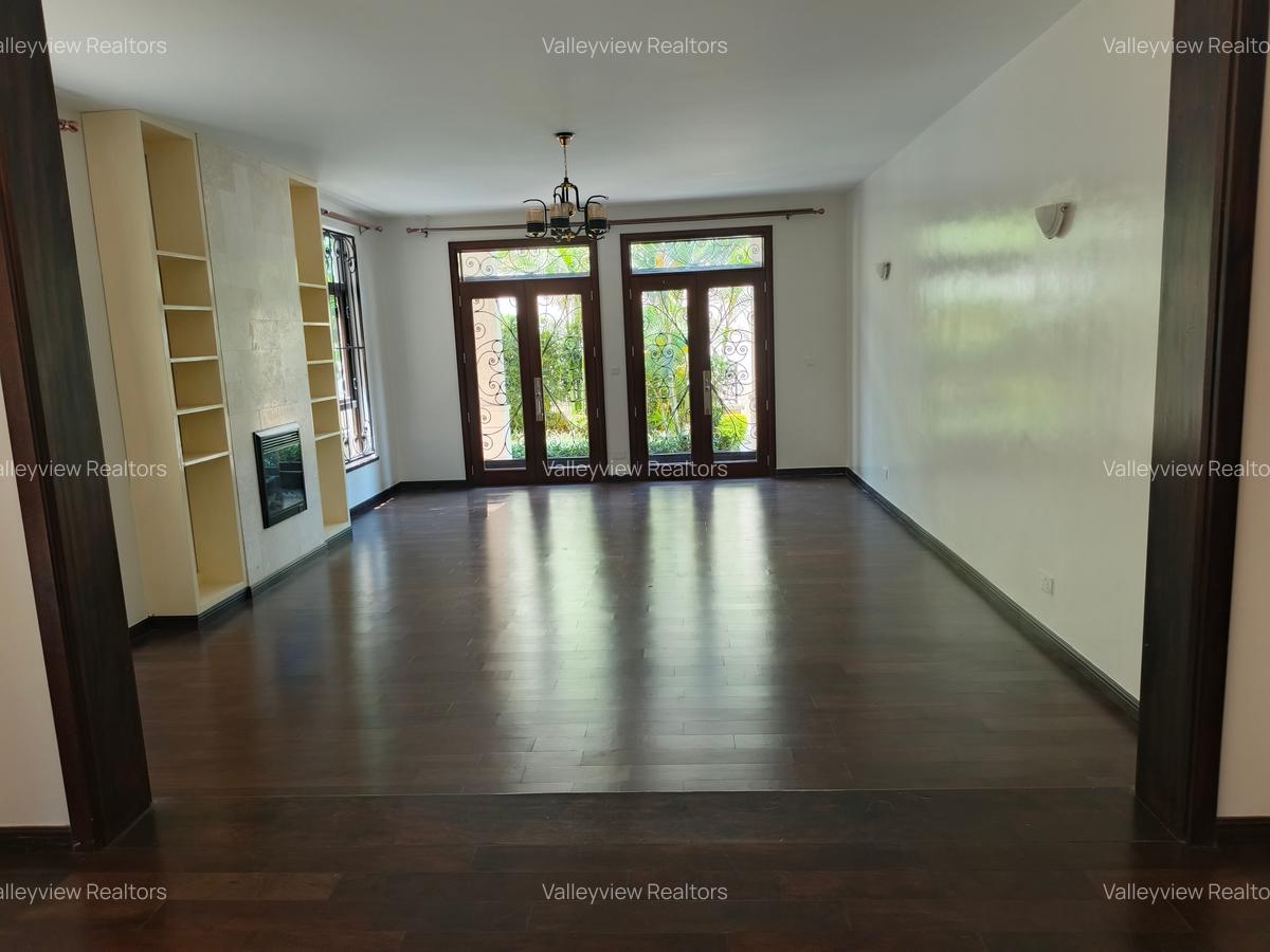 5 Bed Townhouse with En Suite at Lavington - 10