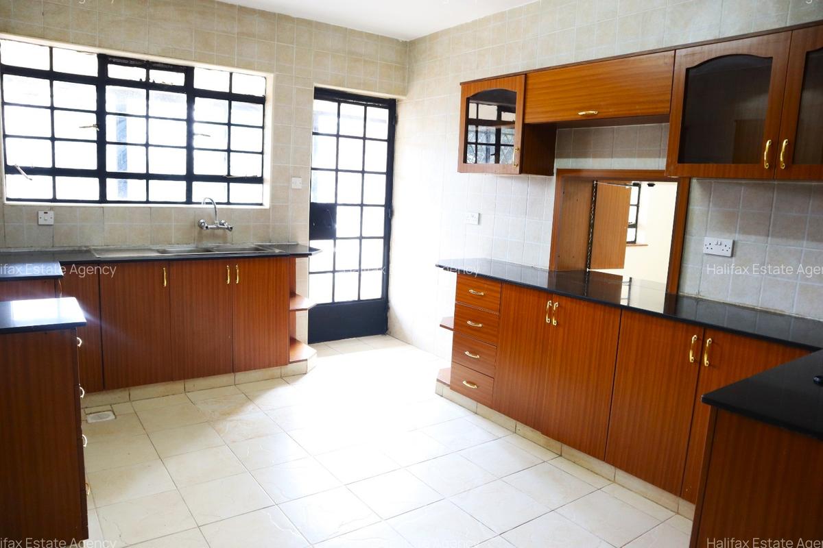 3 Bed Apartment with En Suite in Parklands - 6