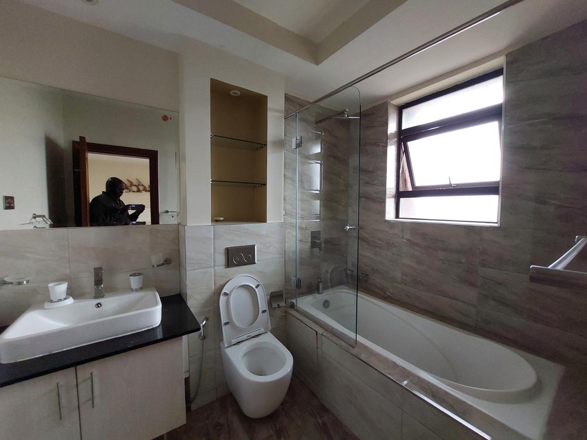 3 Bed Apartment with En Suite at Riverside Drive - 17