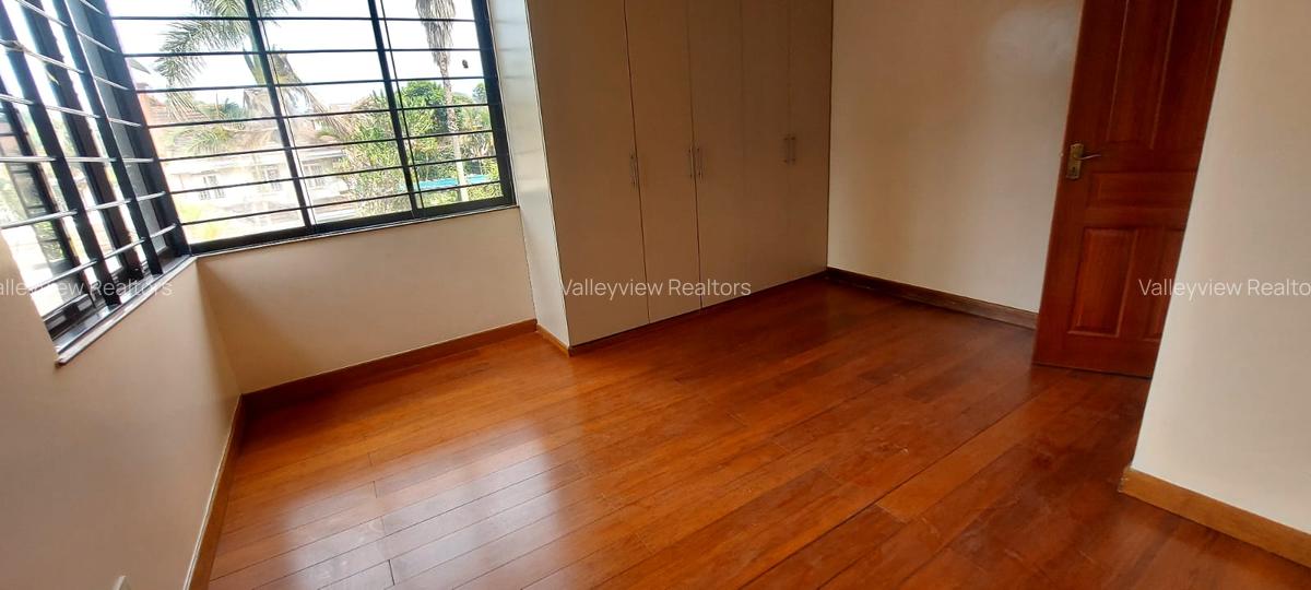 5 Bed Townhouse with En Suite at Lavington - 14