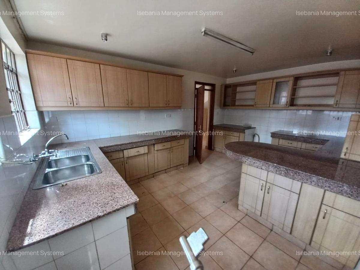 4 Bed House with En Suite at - 9