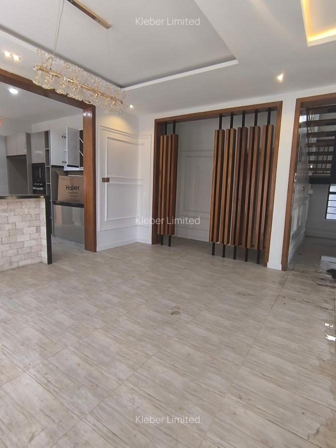 4 Bed House with En Suite in Membley - 4