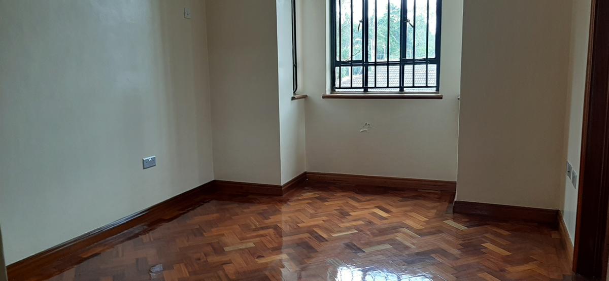 4 Bed House with En Suite in Lavington - 13