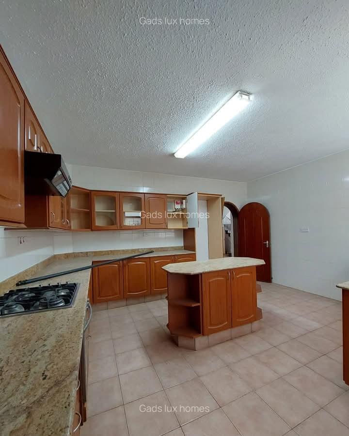 4 Bed Townhouse with En Suite at Westlands - 5