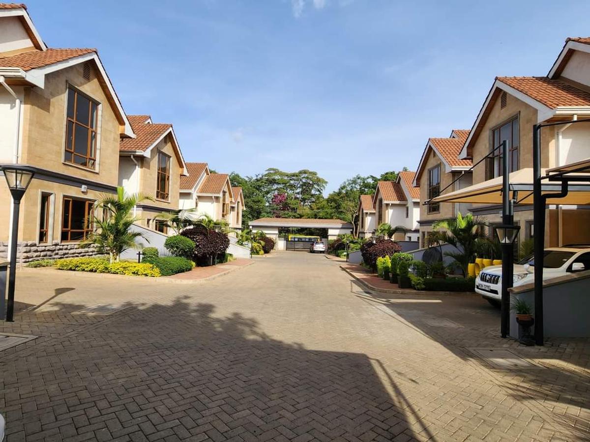 5 Bed Townhouse with En Suite at Lavington - 1