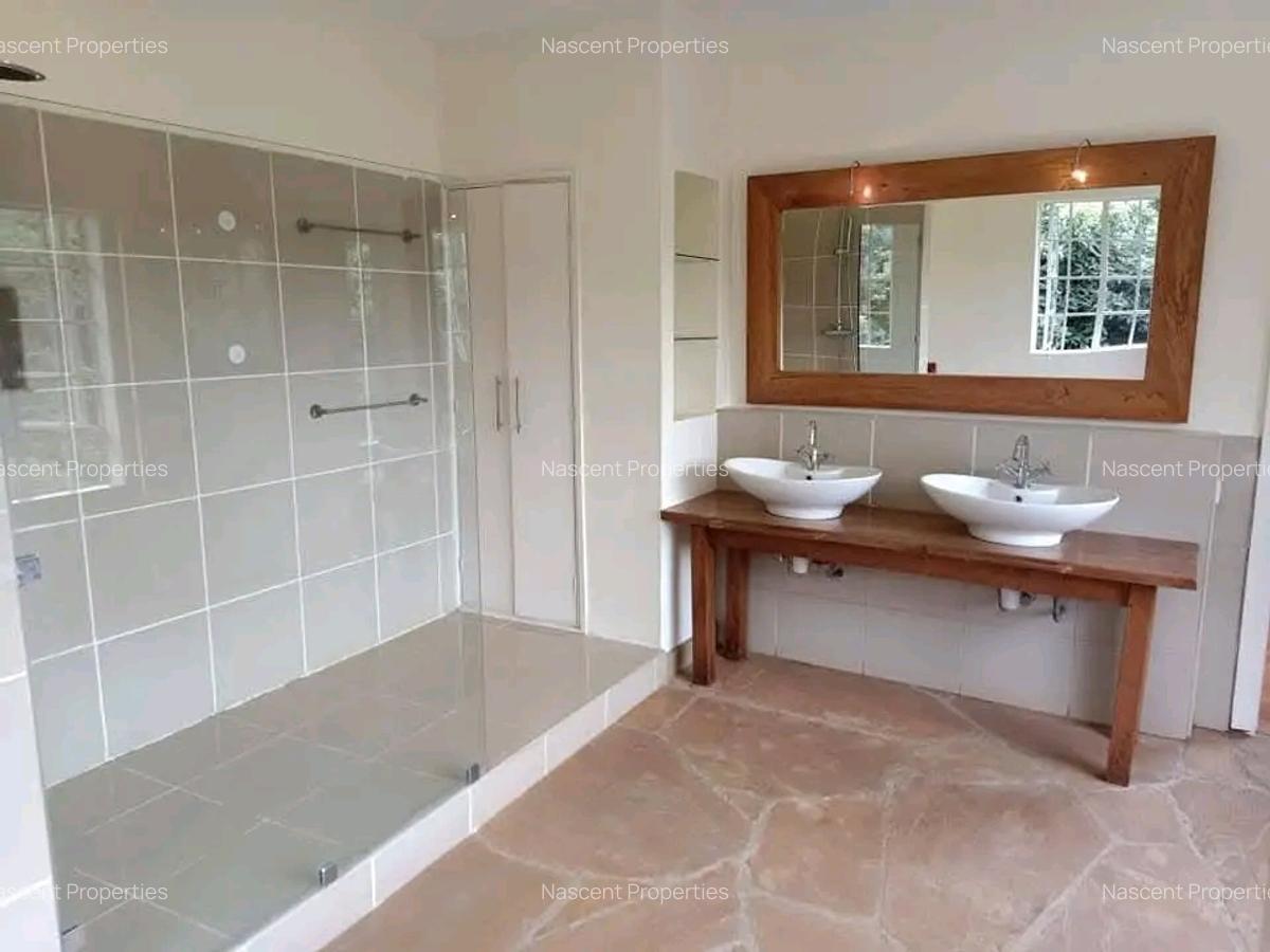 5 Bed House with En Suite in Ridgeways - 11