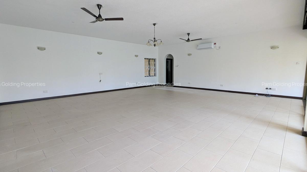 3 Bed Apartment with En Suite at Greenwood Drive - 7