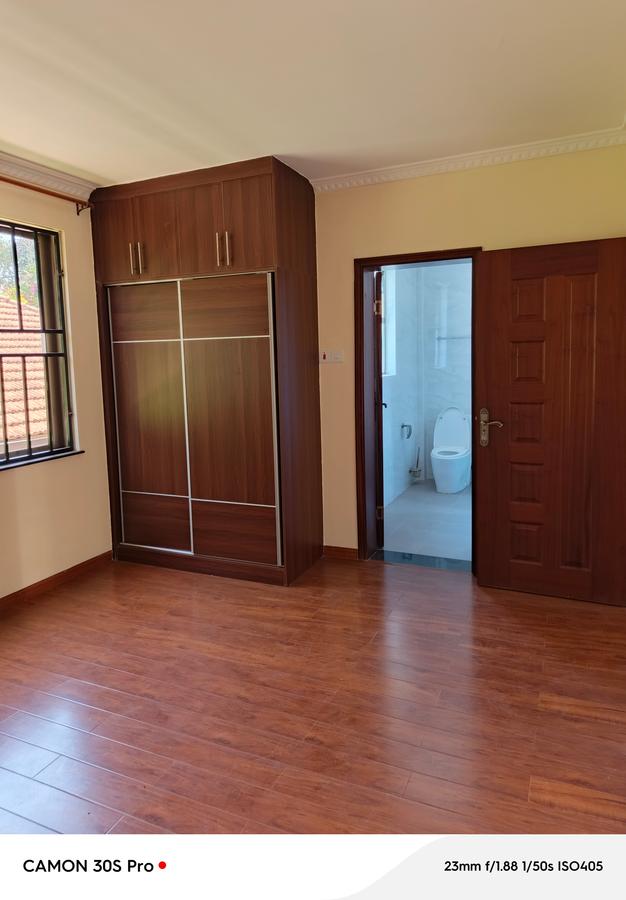 5 Bed Townhouse with En Suite at Lavington - 17
