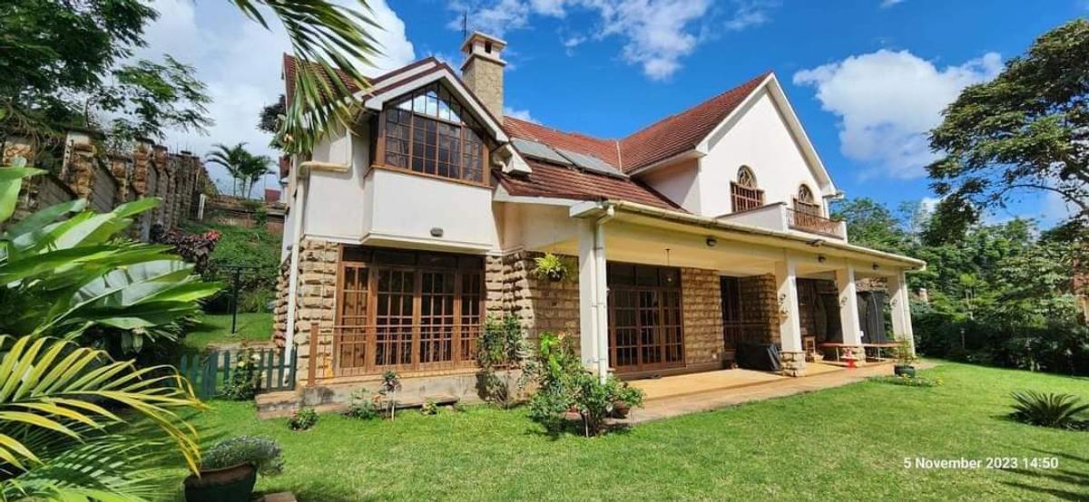 4 Bed House with Swimming Pool at Rosslyn - 2