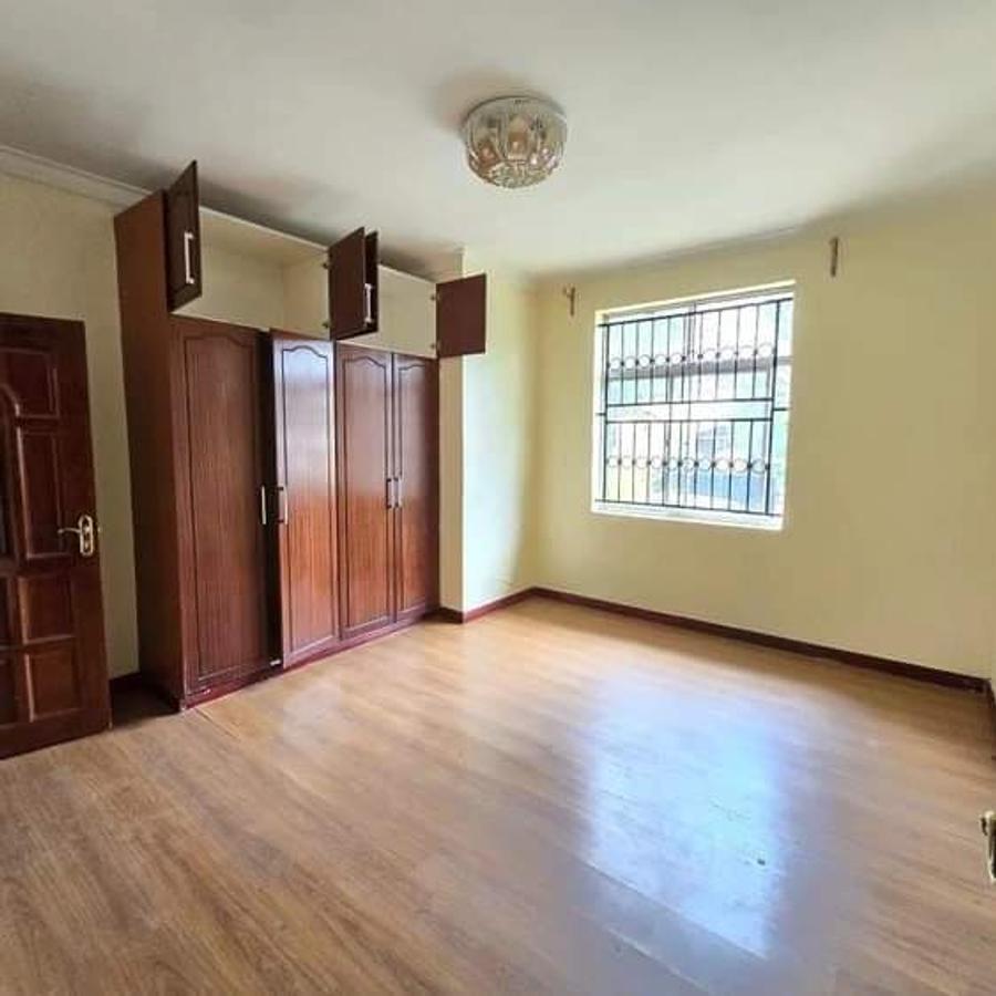 5 Bed House with En Suite at Lavington - 12