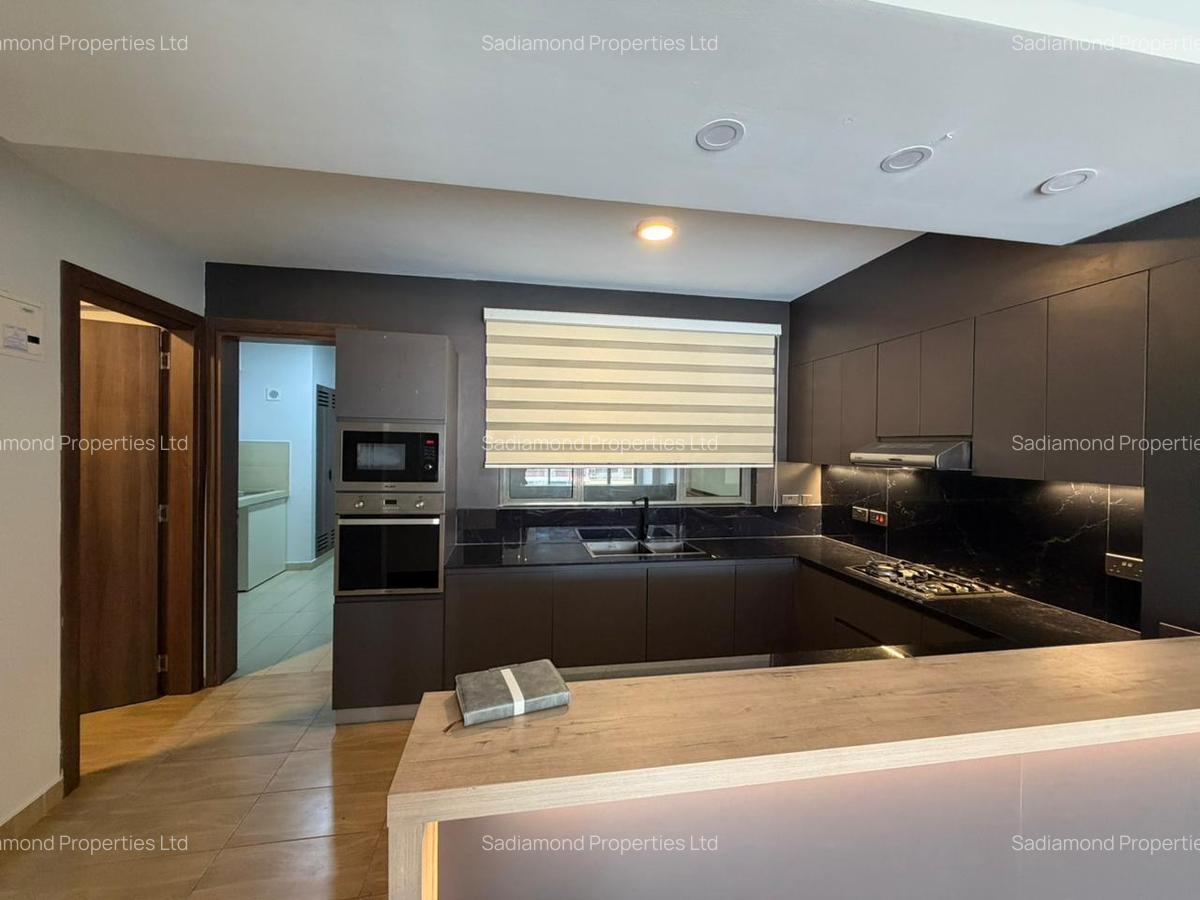 3 Bed Apartment with En Suite in Brookside - 4