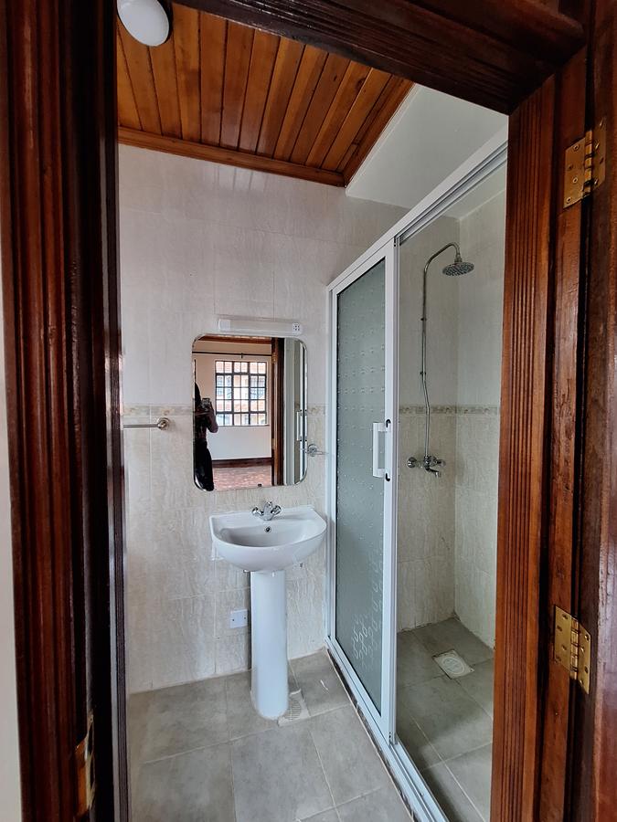 5 Bed Townhouse with En Suite in Lavington - 4