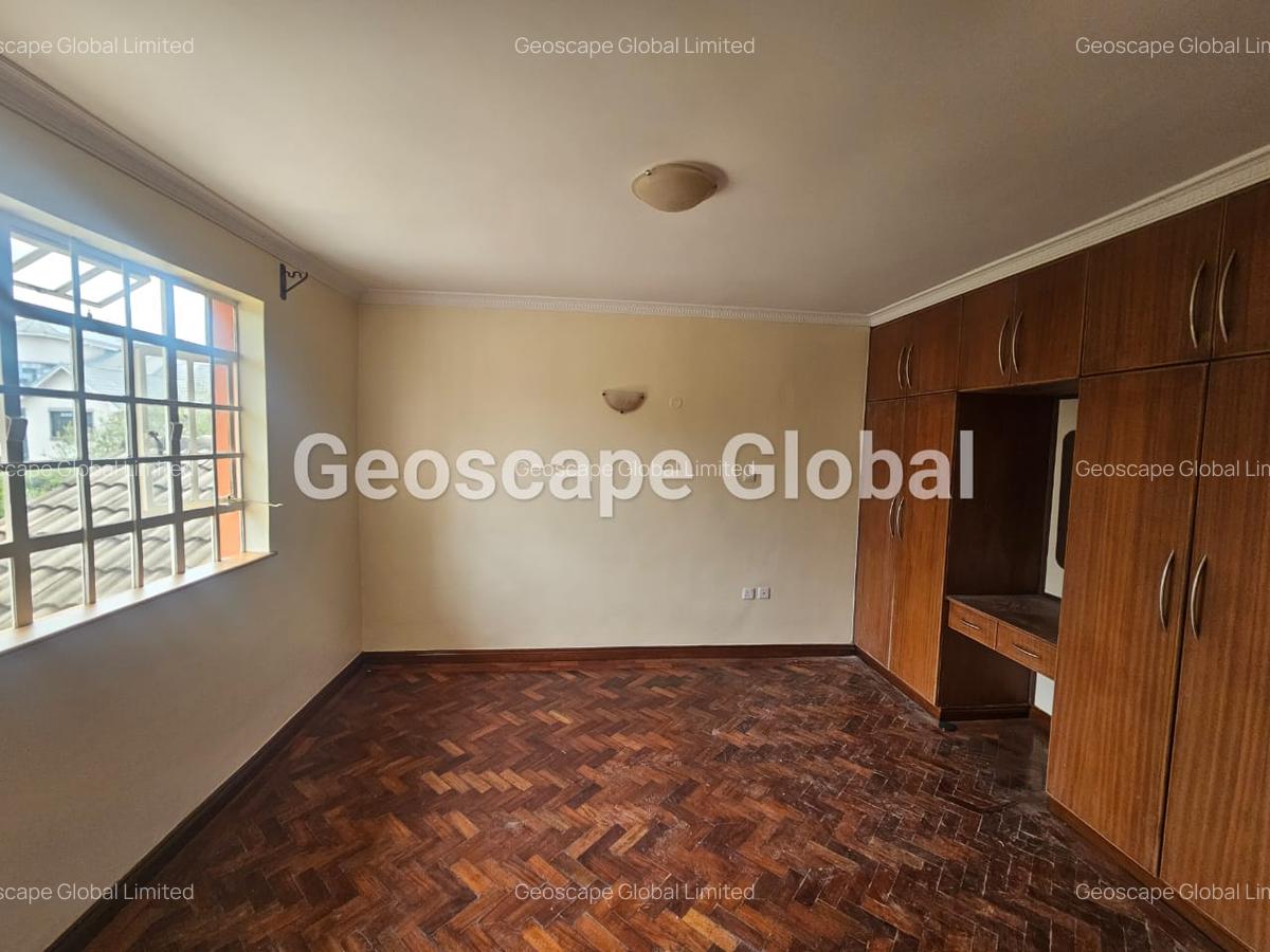 5 Bed House with En Suite in Runda - 10