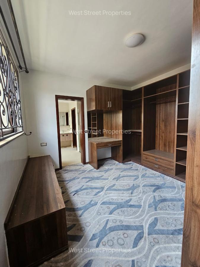 6 Bed Townhouse with En Suite at Lavington - 8