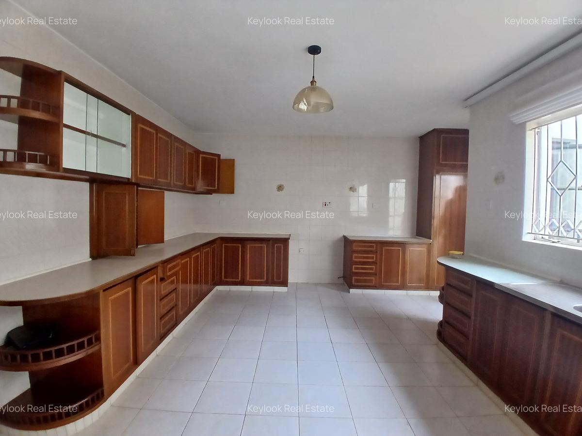 4 Bed Townhouse with En Suite at Lavington - 15