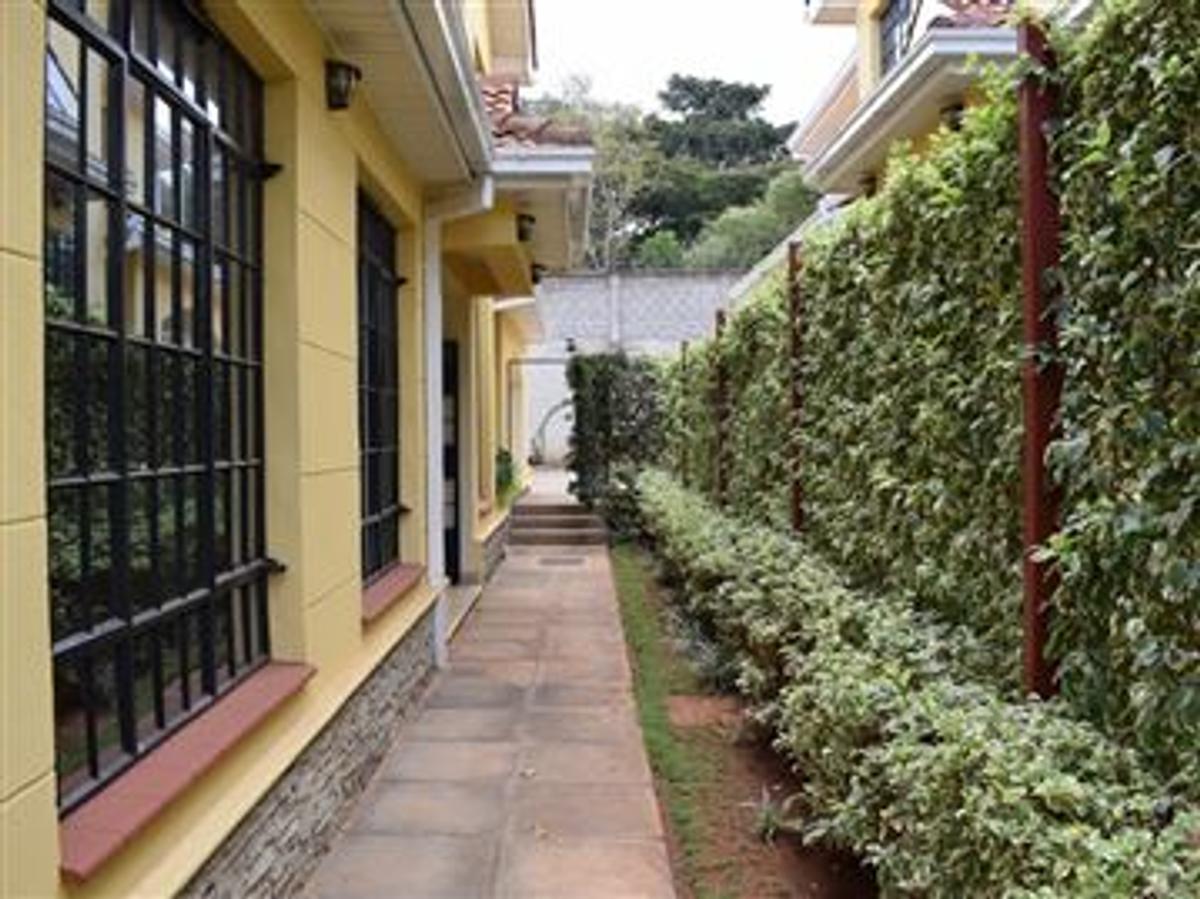 4 Bed Townhouse with En Suite in Lavington - 17