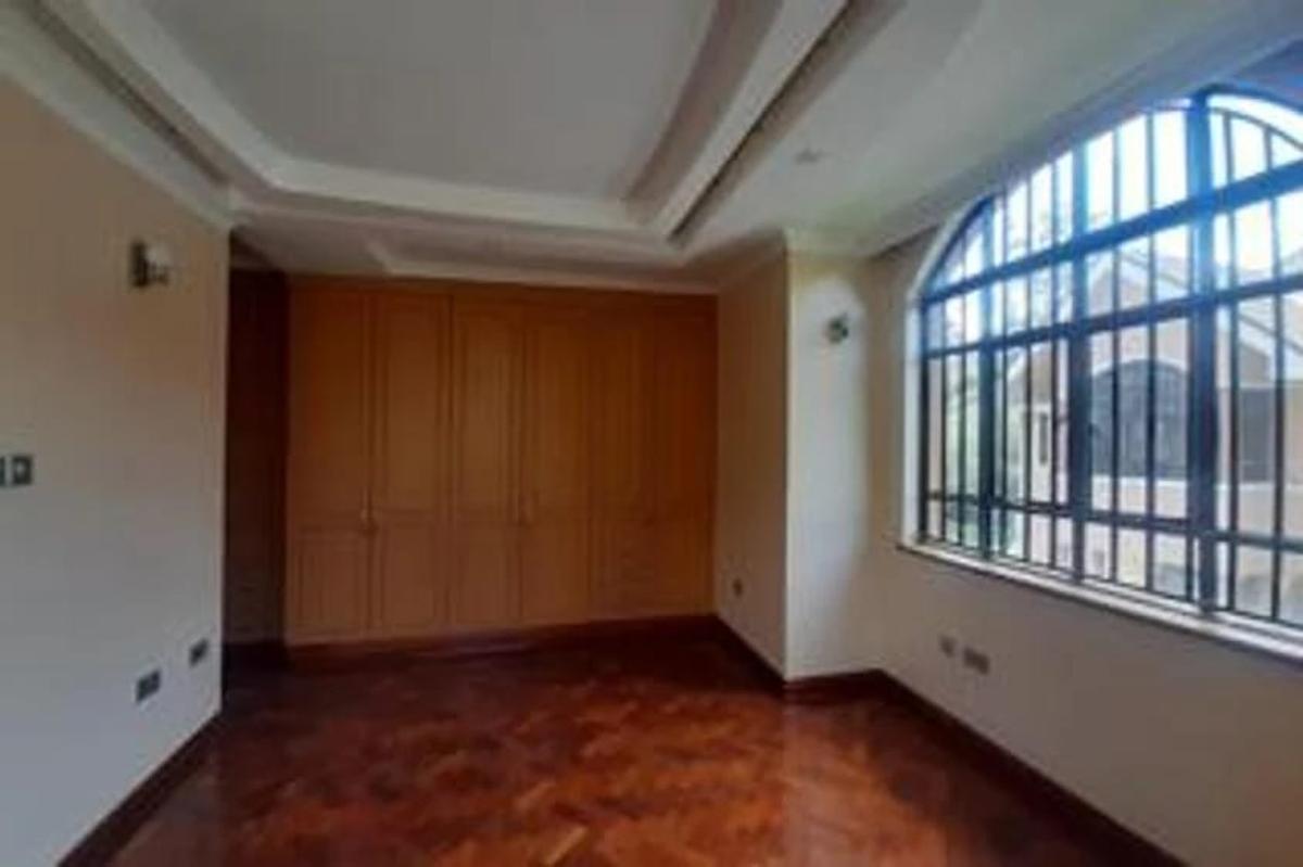 5 Bed Townhouse with En Suite at Lavington - 7