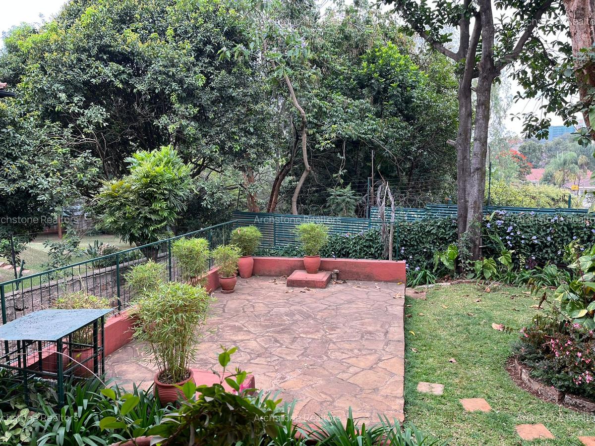 5 Bed House with En Suite in Lavington - 15