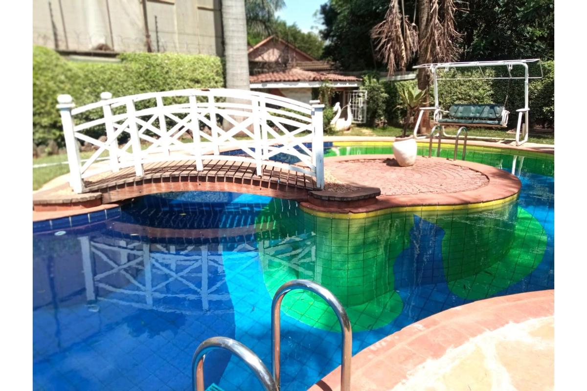 6 Bed House with En Suite in Lavington - 20