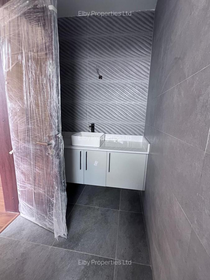 4 Bed House with En Suite in Membley - 14