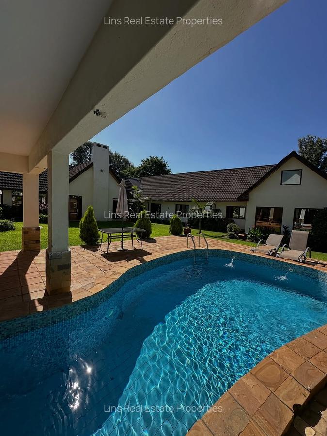 7 Bed House with En Suite in Ridgeways - 2