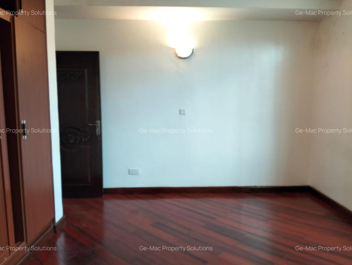 5 Bed House with En Suite in Lavington - 12