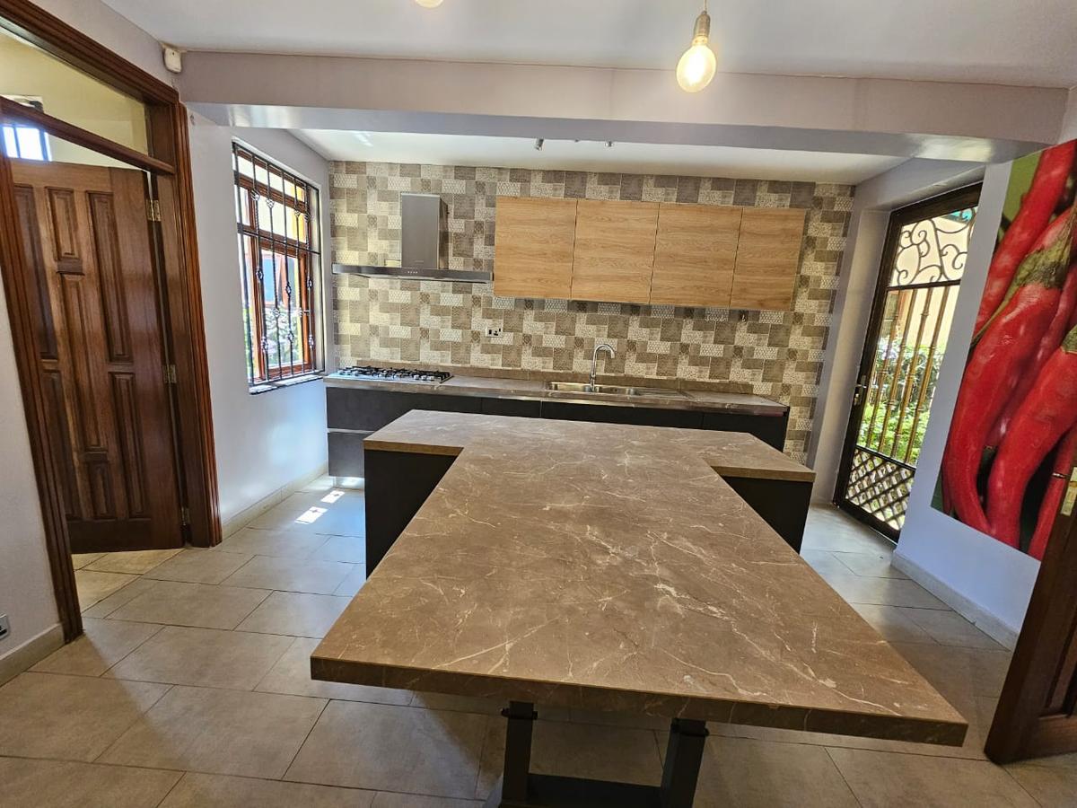 6 Bed House with En Suite in Lavington - 5